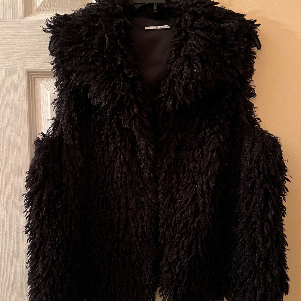 Tahari black faux fur vest, size large.